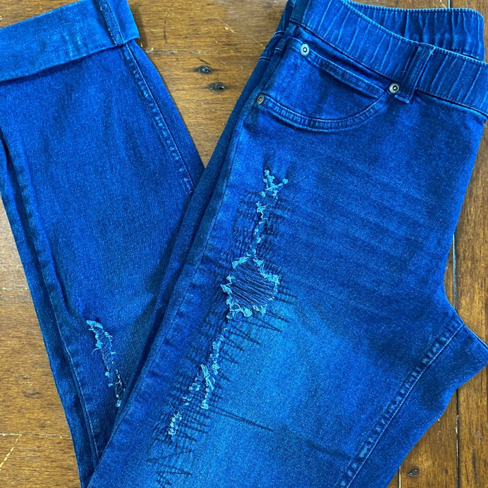 Hue Distressed Denim Capri